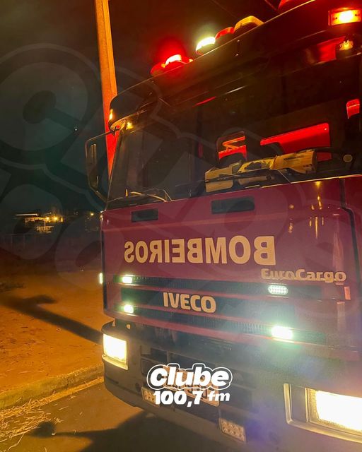 BARIRI: BOMBEIROS FLAGRAM HOMEM ATEANDO FOGO EM MATO NO “CANAÃ”