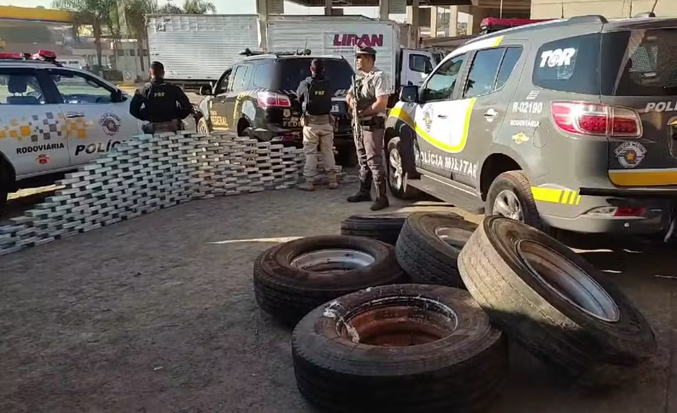 POLÍCIA : OPERAÇÃO POLICIAL FLAGRA MAIS DE 200 KG DE PASTA BASE DE COCAÍNA ESCONDIDOS EM PNEUS E ESTEPE DE CARRETA EM JAÚ.