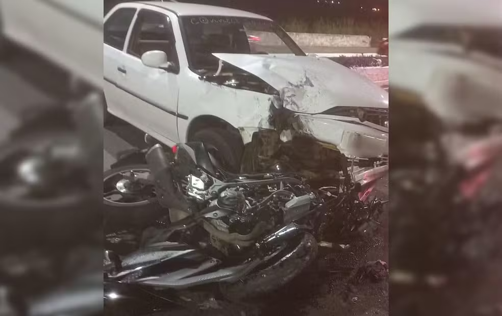 JOVEM MORRE APÓS BATER MOTOCICLETA CONTRA CARRO NO CENTRO DE BAURU.