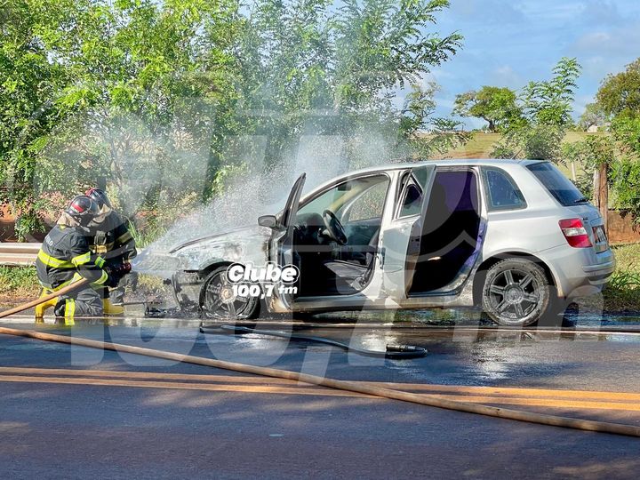 SP-261: CARRO FICA DESTRUÍDO APÓS PEGAR FOGO NA RODOVIA