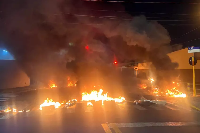 BAURU: MORADORES FECHAM AV. CASTELO BRANCO COM FOGO POR FALTA DE ÁGUA.