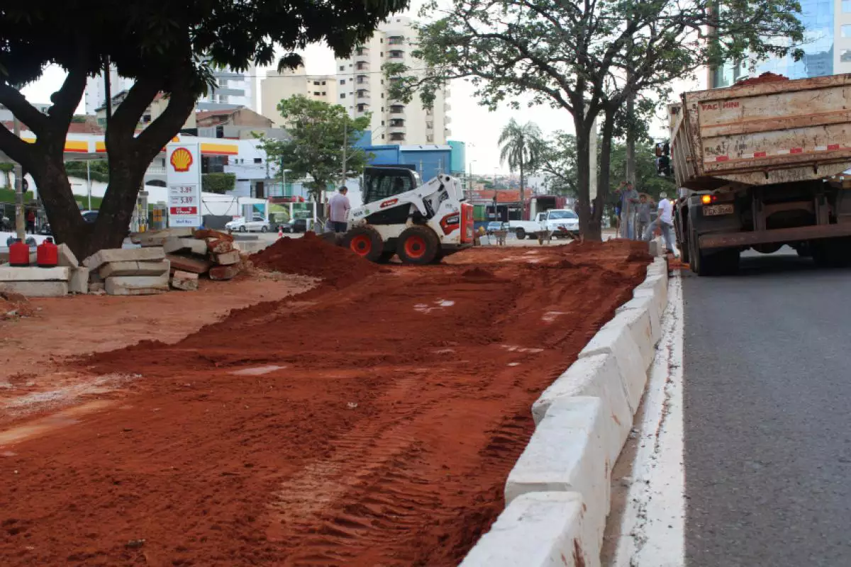 ENCHENTES: PREFEITURA INSTALA GUIAS ALTAS NA NAÇÕES, SE ARREPENDE E RETIRA.